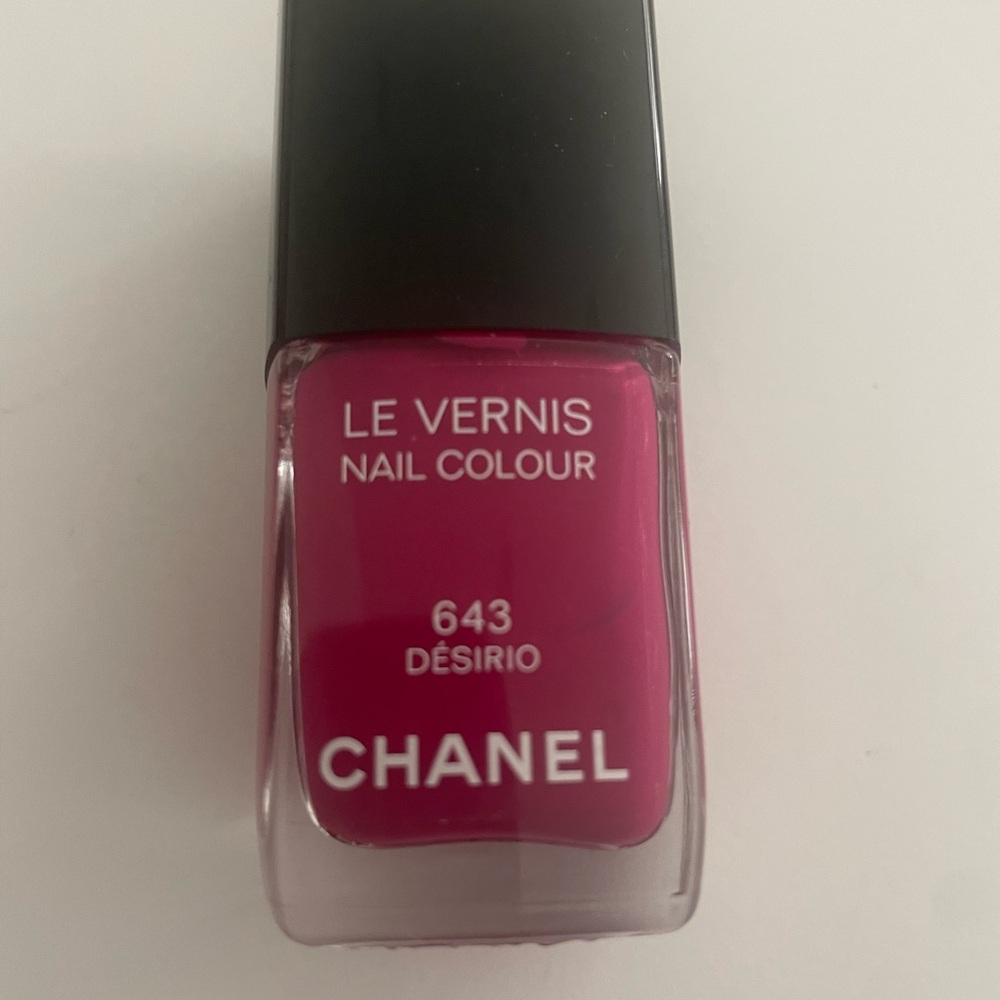 CHANEL Le Vernis Nail Colour 643 Vibrant Pink BRAND NEW.